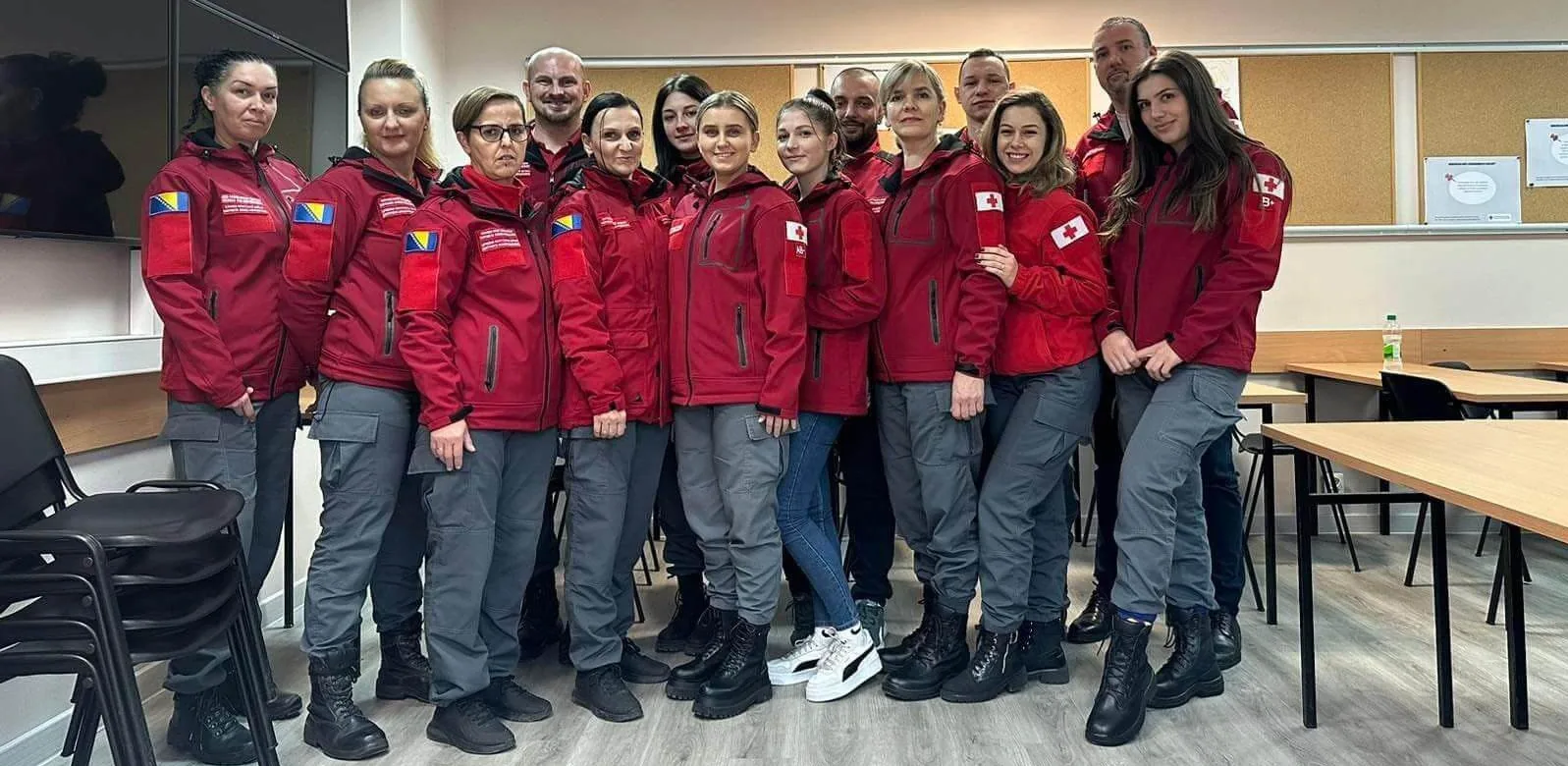 Ekipa Crvenog krsta/križa u crvenim uniformama